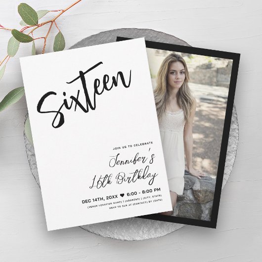 Eenvoudig Elegant Wit Zwart Sweet 16 Script Kaart