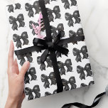 Eenvoudig Elegant Zwart Boog Patroon Cadeaupapier<br><div class="desc">Waterverf Black Bow Wrapping Paper. Verhoog uw geschenken met dit chique en eenvoudige inpakpapier met een waterverf zwarte strikpatroon. Perfect voor een "Tying The Knot" vrijgezellenfeest thema, dit veelzijdige ontwerp werkt ook prachtig voor verjaardagen, elegante feesten, of elke gelegenheid waar een klassieke, stijlvolle touch gewenst is. Met zijn tijdloze en...</div>