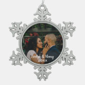 Eenvoudig Elegante Trouwfoto Witte Script Monogram Tin Sneeuwvlok Ornament (Voorkant)
