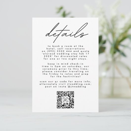 Eenvoudig elegante zwarte en witte tekst QR CODE RSVP Kaartje (Staand voorkant)