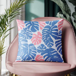 Eenvoudig en Abstract Mostera Roze en Blauw Patroo Kussen<br><div class="desc">Introductie van een moderne en abstracte kussenhoes, met een gedurfd botanisch patroon dat moeiteloos eenvoud combineert met sophisticatie. Het ontwerp toont oversized Monstera-bladeren in opvallende tinten blauw en zacht roze, waardoor een eigentijdse maar kalmerende visuele aantrekkingskracht ontstaat. Ideaal voor het toevoegen van een vleugje op natuur geïnspireerde elegantie aan elke...</div>