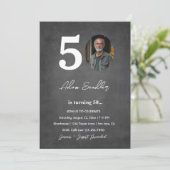 Eenvoudig en elegant 50ste verjaardagsfeest grijs kaart (Staand voorkant)