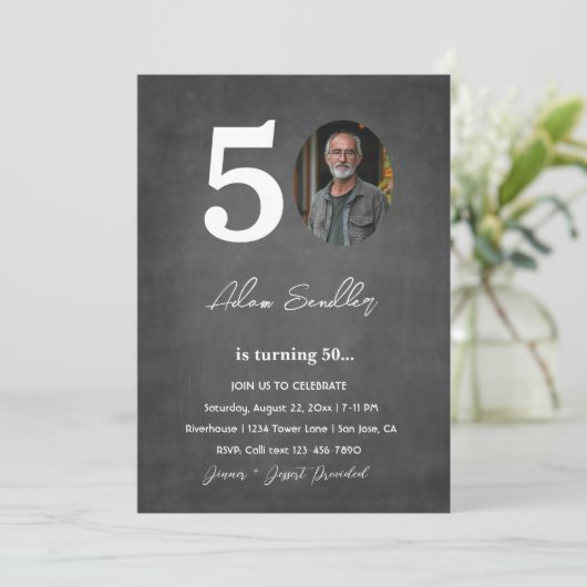 Eenvoudig en elegant 50ste verjaardagsfeest grijs kaart (Staand voorkant)