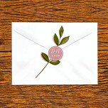 Eenvoudig en elegant initiaal met stoffige rozen b ronde sticker<br><div class="desc">Eenvoudige en elegante initialen met een stoffige roos roze enveloppe voor de afsluiting van de envelop. Het coördineert met onze 'Floral arch met stoffige rozen bloemen' huwelijksuitnodiging.</div>