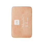 Eenvoudig en grafisch Oranje monogram met naam Badmat (Voorkant Verticaal)