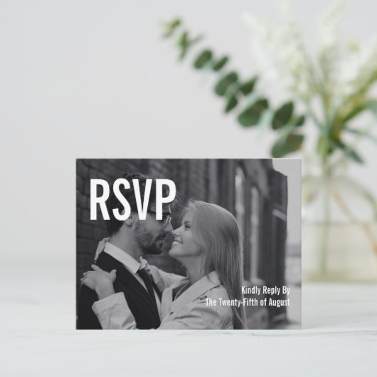 Eenvoudig en minimaal Typografie Wedding RSVP-Brie Uitnodiging Briefkaart (Staand voorkant)