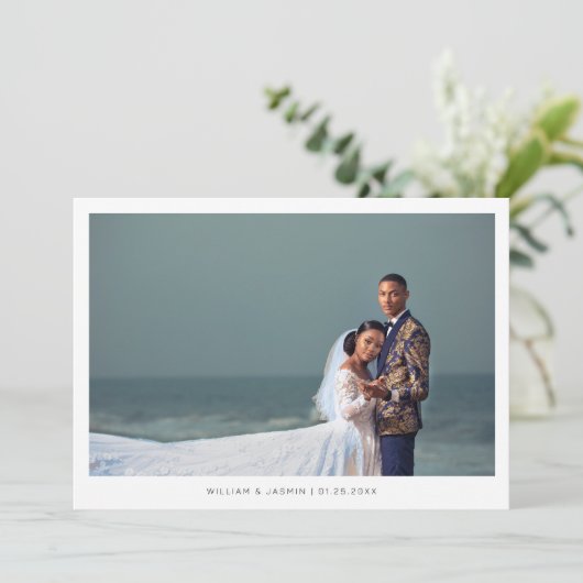 Eenvoudig en minimalistisch fotoscript bruiloft bedankkaart (Staand voorkant)