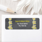 Eenvoudig geel bloemenpatroon op krijtbord etiket (Insitu)