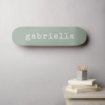 Eenvoudig geluid voor schrijfmachine monogram Naam Persoonlijk Skateboard<br><div class="desc">Eenvoudig modern Girly Cute Monogram Name Sage Green Skateboard met Typografie voor schrijfmachine</div>