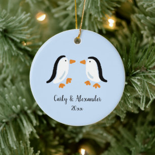 Eenvoudig gestileerd pinguïn paar aangepaste kerst keramisch ornament