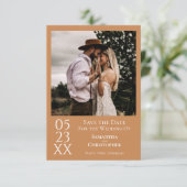 Eenvoudig Golden Tan Modern Minimal Photo Wedding Save The Date (Staand voorkant)