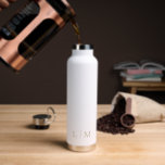 Eenvoudig gouden monogram Elegant minimalistisch m Waterfles<br><div class="desc">Eenvoudige gouden en witte waterfles met een modern,  maar elegant design met twee letters in een klassiek serif lettertype. Een minimalistisch ontwerp dat even chic en stijlvol is.</div>
