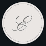 Eenvoudig grijs monogram Elegant Wedding Ronde Sticker<br><div class="desc">Elegant bruiloft sticker met je monogram in script op een neutrale grijze achtergrond. De achtergrondkleur kan worden gewijzigd in elke gewenste kleur. Deze trouwstickers maken perfecte envelopzegels en voegen een mooie aanraking aan uw enveloppen toe.</div>