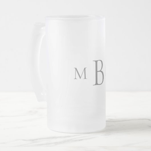 Eenvoudig grijs monogram huwelijk matglas bierpul (Voorkant links)
