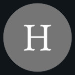 Eenvoudig grijs monogram huwelijk ronde sticker<br><div class="desc">Eenvoudige maar elegante trouwkleur met uw monogram in een witte serif doopvont over een middelgrote grijze achtergrond. De achtergrond en de doopvontkleuren kunnen in om het even welke kleuren worden veranderd die u wenst. Een eenvoudig en eenvoudig ontwerp dat nog steeds even stijlvol is. Deze moderne en minimalistische stickers maken...</div>