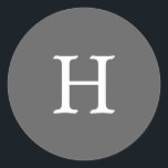 Eenvoudig grijs monogram huwelijk ronde sticker<br><div class="desc">Eenvoudige maar elegante trouwkleur met uw monogram in een witte serif doopvont over een middelgrote grijze achtergrond. De achtergrond en de doopvontkleuren kunnen in om het even welke kleuren worden veranderd die u wenst. Een eenvoudig en eenvoudig ontwerp dat nog steeds even stijlvol is. Deze moderne en minimalistische stickers maken...</div>