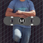 Eenvoudig grijs monogram persoonlijk skateboard<br><div class="desc">Een minimalistisch monogram ontwerp met een zwart-wit monogram met een klassiek bloktypografisch initiaal op een eenvoudige grijze achtergrond.</div>