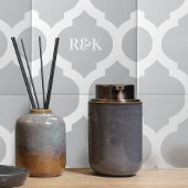 Eenvoudig grijs wit latwerk en monogram patterned tegeltje