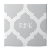 Eenvoudig grijs wit latwerk en monogram patterned tegeltje (Voorkant)