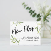 Eenvoudig groen nieuw plan uitgesteld bruiloft upd briefkaart (Staand voorkant)