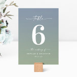 Eenvoudig groen ombre Dusty Blue en Leaf Green Wed Kaart<br><div class="desc">Eenvoudige Ombre Dusty Blue & Leaf Green Wedding Reception Dinner Table Numbers. Deze moderne Kaart van de Kiekenlijst is eenvoudig klassiek en elegant met een subtiele ombre gradiënt langzaam verdwijnen en een de calligrafiedoopvont van het handtekeningsmanuscript met staarten. Getoond in de nieuwe Colorway. Beschikbaar in verscheidene kleurenopties, of voel vrij...</div>