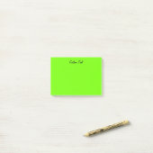 Eenvoudig groen post-it® notes (Op bureau)