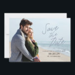 Eenvoudig Handgeschreven sparen de Horizontale Fot Save The Date<br><div class="desc">Dit moderne horizontale sparen de datumkaart kenmerkt een fotolijst dat de voorzijde van de kaart vult. "Sparen de Datum"verschijnt in een stijlvolle handgeschreven tekst over bovenkant van de foto. Achterzijde biedt aangepaste tekst voor je trouwwebsite.</div>