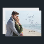 Eenvoudig Handgeschreven sparen de Horizontale Fot Save The Date<br><div class="desc">Dit moderne horizontale sparen de datumkaart kenmerkt een fotolijst dat de voorzijde van de kaart vult. "Sparen de Datum"verschijnt in een stijlvolle handgeschreven tekst over bovenkant van de foto. Achterzijde biedt aangepaste tekst voor je trouwwebsite.</div>