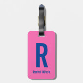 Eenvoudig Heet Roze met Blauwe Naam & Monogram Bagagelabel (Achterkant verticaal)