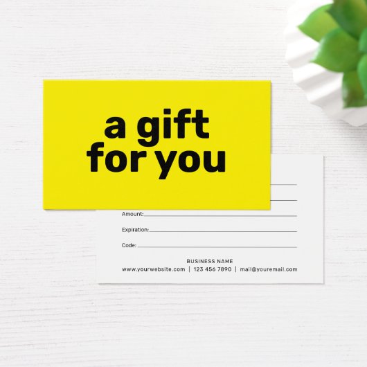Eenvoudig helder geel modern cadeaubon met vet let visitekaartje (Bureau)