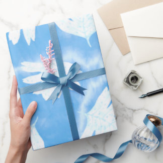 EENVOUDIG HEMELBLAUW MET WITTE BLADEREN WATERVERF CADEAUPAPIER
