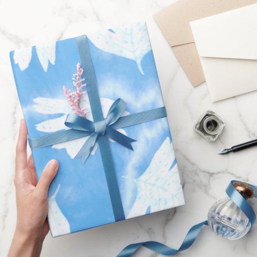 EENVOUDIG HEMELBLAUW MET WITTE BLADEREN WATERVERF CADEAUPAPIER (Geschenken)