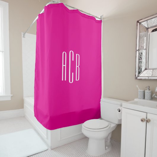 Eenvoudig hete roze en witte drieletter-monogram douchegordijn (In situ)