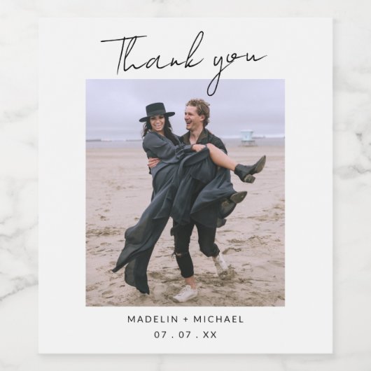 Eenvoudig Huwelijk Minimalistisch Script Foto Wijn Etiket (Enkel label)