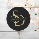 Eenvoudig huwelijksmonogram gepersonaliseerd met n ronde sticker<br><div class="desc">Verhoog uw huwelijksdetails met het eenvoudige huwelijksmonogram gepersonaliseerd met naam Classic Round Sticker. Deze aangepaste bruiloft monogram naam stickers zijn ontworpen om een gepersonaliseerde, elegante touch toe te voegen aan uw speciale dag. Met de initialen van de bruid en bruidegom in een strak zwart en gouden ontwerp, zijn deze ronde...</div>