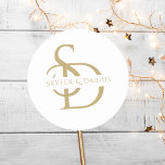 Eenvoudig huwelijksmonogram gepersonaliseerd met n ronde sticker<br><div class="desc">Voeg een persoonlijk tintje toe aan uw huwelijksdetails met de Simple Wedding Monogram gepersonaliseerd met naam Classic Round Sticker. Met een op maat gemaakt monogram met de initialen van de bruid en bruidegom, zijn deze stickers ideaal voor het verzegelen van trouwenveloppen, het versieren van gunsten of het toevoegen van een...</div>