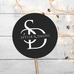 Eenvoudig huwelijksmonogram gepersonaliseerd met n ronde sticker<br><div class="desc">Voeg een persoonlijk tintje toe aan uw bruiloft met de Simple Wedding Monogram gepersonaliseerd met naam Classic Round Sticker. Deze aangepaste bruiloft monogram naam stickers zijn perfect voor het verzegelen van enveloppen, het versieren van bruiloft gunsten, of het toevoegen van een stijlvol element aan uw briefpapier. Het elegante witte en...</div>