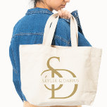 Eenvoudig huwelijksmonogram gepersonaliseerd met n tote bag<br><div class="desc">Maak een blijvende indruk met de Simple Gold Wedding Monogram Personalized With Name Canvas tas, een prachtig en praktisch cadeau voor het bruidspaar. Deze elegante canvas tas, met een op maat gemaakt gouden monogram met de initialen van het paar, is de perfecte mix van stijl en functionaliteit. Ideaal voor verloving...</div>