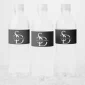 Eenvoudig huwelijksmonogram gepersonaliseerd met n waterfles etiket (Flessen)