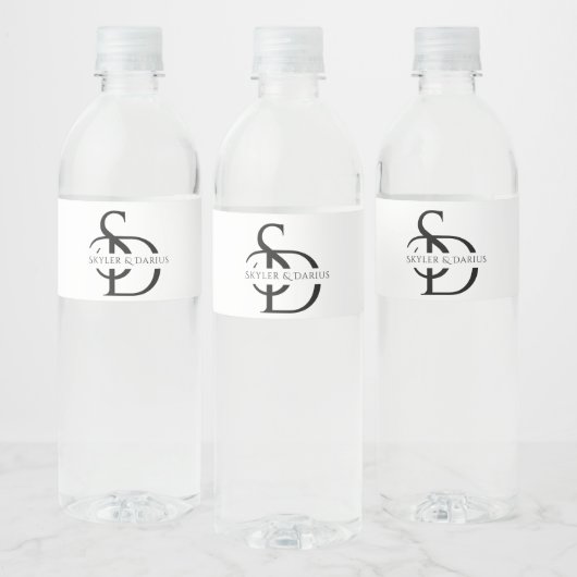 Eenvoudig huwelijksmonogram gepersonaliseerd met n waterfles etiket (Flessen)