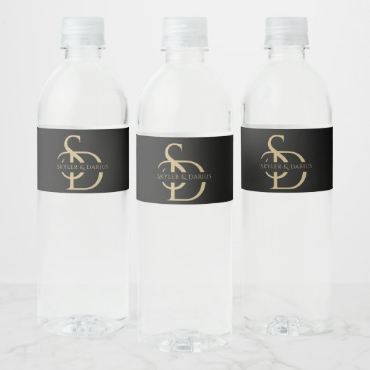 Eenvoudig huwelijksmonogram gepersonaliseerd met n waterfles etiket (Flessen)
