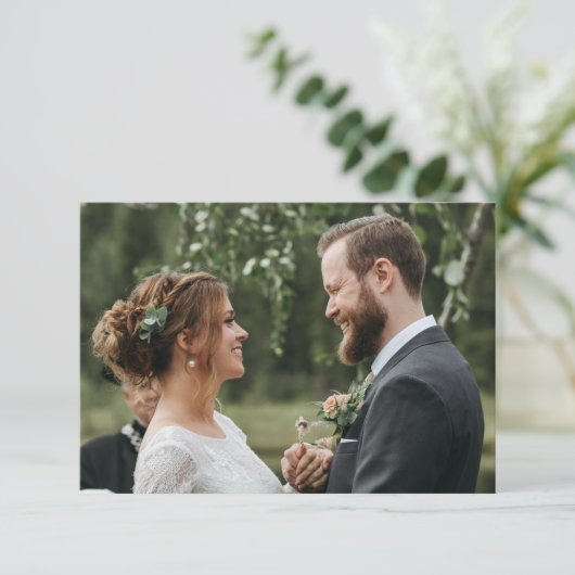 Eenvoudig Huwelijksscript Met Monogram En QR-code Bedankkaart (Staand voorkant)