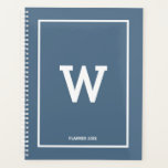 Eenvoudig Initiaal zwart-wit maandelijks Planner<br><div class="desc">Een eenvoudig ontwerp met stoffige blauwe achtergrondkleur en uw monogram van het douane initiaal dat in het centrum wordt geplaatst. Een prachtig minimalistisch ontwerp dat ideaal is voor iedereen. Ideaal verjaardagscadeau, feestdecor, thuisdecor, kantoor, kerstcadeau of cadeau voor andere speciale gelegenheden. Bezoek onze winkel om ons hele collectie te uitzichten. Pas...</div>