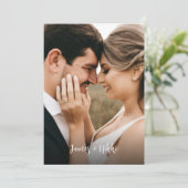 Eenvoudig Initialen Script Photo Weddenschap Kaart (Staand voorkant)