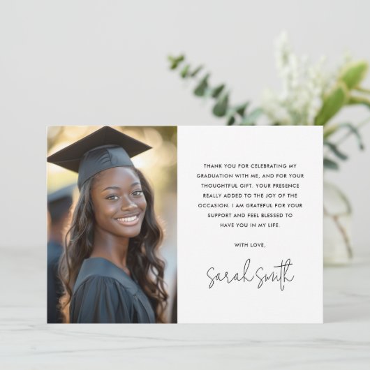 Eenvoudig klassiek wit foto afstuderen bedankkaart (Staand voorkant)