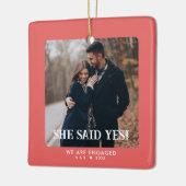 Eenvoudig koraal eerste kerst verloofde aangepaste keramisch ornament (Links)