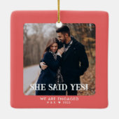 Eenvoudig koraal eerste kerst verloofde aangepaste keramisch ornament (Achterkant)