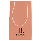 Eenvoudig koraal roze minimalistisch monogram klein cadeauzakje (Voorkant)