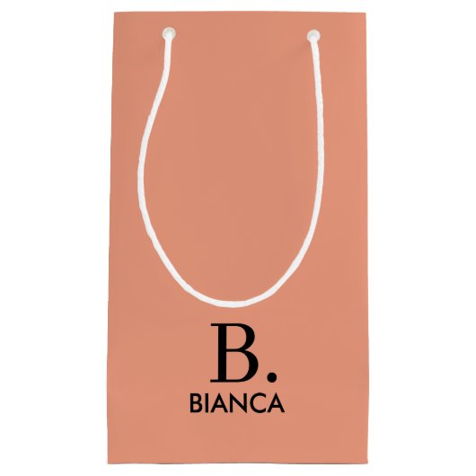 Eenvoudig koraal roze minimalistisch monogram klein cadeauzakje (Voorkant)