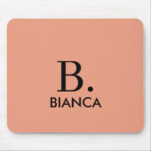 Eenvoudig koraal roze minimalistisch monogram muismat (Voorkant)